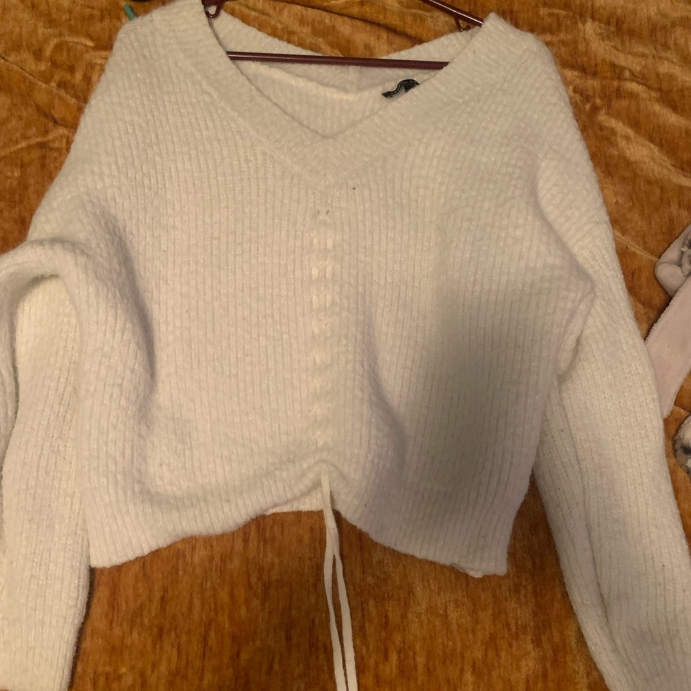 white Kendall & kylie Jenner sweater size M
